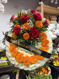 Corona chica blanco-cempasuchil y rosas rojas / small wreath white-marygold and red roses