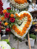 Corazón chico- blanco-cempasuchil y rosas rojas  /small heart white-marygold and red roses