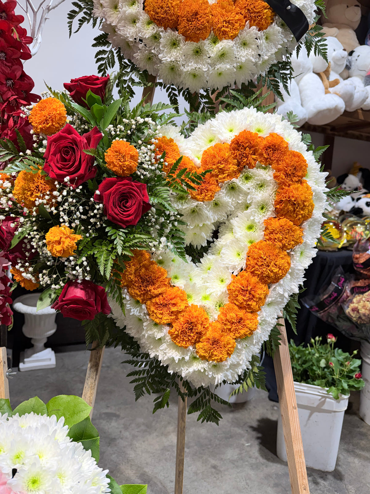 Corazón chico- blanco-cempasuchil y rosas rojas  /small heart white-marygold and red roses