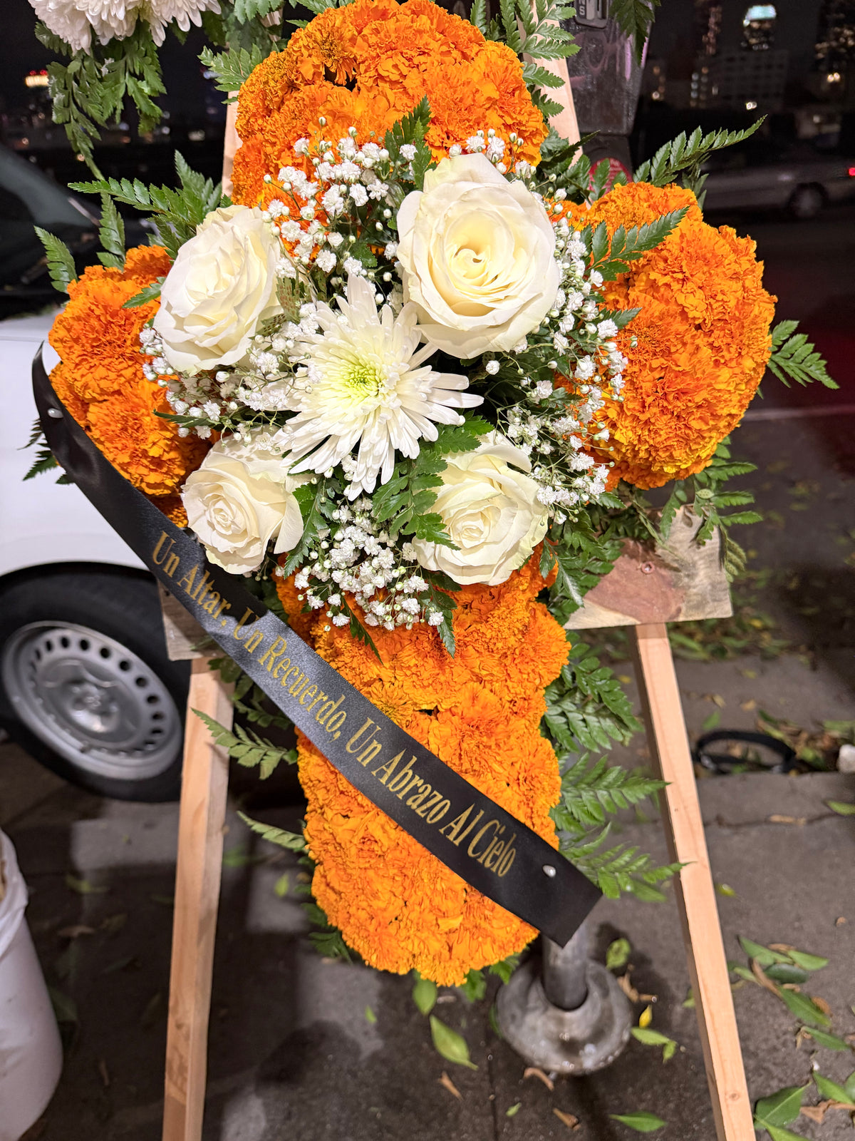 Small cross marygold and white roses / Cruz chicas cempasuchil y Rosas Blancas